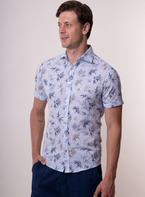Мужская голубая рубашка с коротким рукавом и растительным принтом