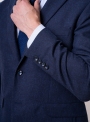 Чоловічий піджак темно-синього кольору з двома шліцами