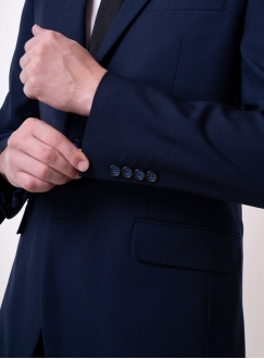 Чоловічий темно-синій костюм з однією шліцею