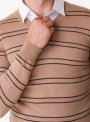 Пуловер мужской трикотажный бежевый с V-образным вырезом горловины и полосками