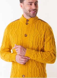 Свитер на пуговицу желтого цвета с накладками на плечах