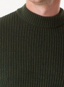 Мужской зеленый свитер в резинку