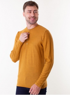 Men&#039;s mustard jumper in a fine knit
