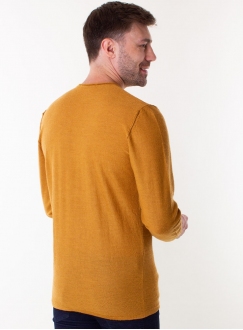 Men&#039;s mustard jumper in a fine knit