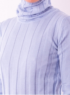 Женский свитер гольф голубого цвета тонкой вязки