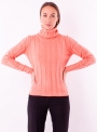 Жіночий светр гольф персикового кольору тонкої в'язки