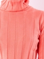 Женский свитер гольф персикового цвета тонкой вязки