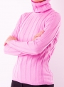 Женский свитер гольф ярко розового цвета тонкой вязки