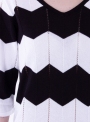 Вязаное черно-белое платье в полоску