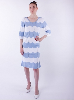 Вязаное голубое с белым платье в полоску