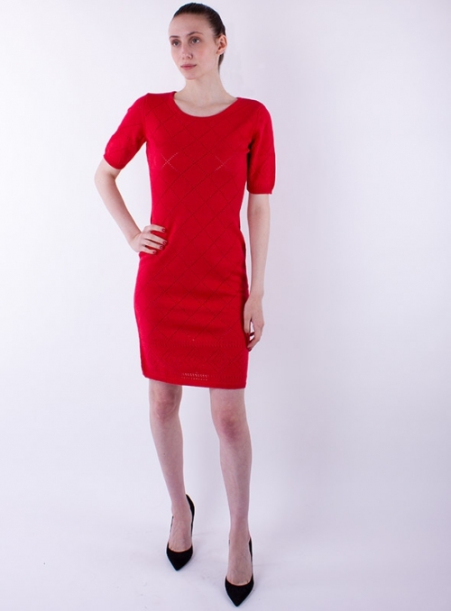 Вязаное летнее платье красного цвета