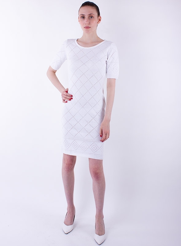 Вязаное летнее платье белого цвета