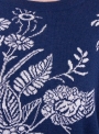 Женская футболка синего цвета с цветочным принтом