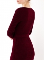 Женское вязаное платье бордового цвета
