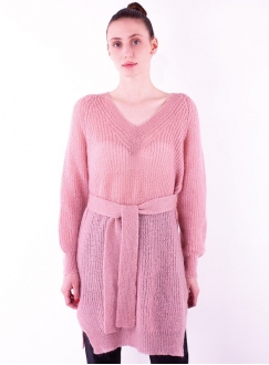 Женское вязаное джемпер-платье розового цвета с поясом