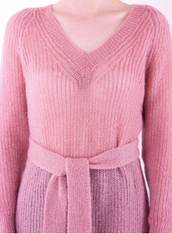 Женское вязаное джемпер-платье розового цвета с поясом